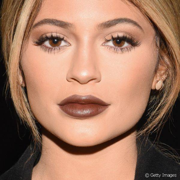 Kylie Jenner compareceu ? semana de moda de Nova York com uma make clean que tinha destaque total para o batom marrom